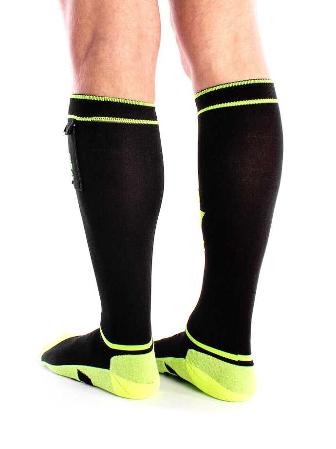 https://www.boutique-poppers.fr/shop/images/product_images/popup_images/brutus-gas-mask-party-socks-with-pocket-black__3.jpg