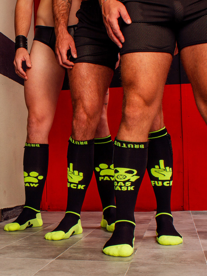 https://www.boutique-poppers.fr/shop/images/product_images/popup_images/brutus-gas-mask-party-socks-with-pocket-black__4.jpg